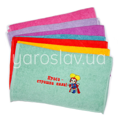 Ręcznik frotte z haftem Piękno to straszna siła 40x70 cm TM Jarosław